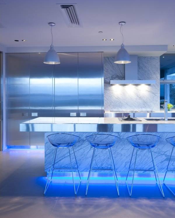 Дизайн кухни: led подсветка мебели снизу 