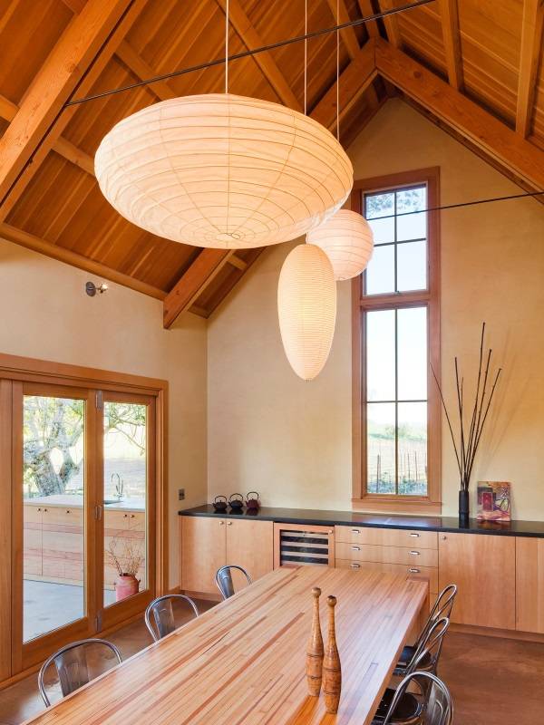 Разные подвесные светильники в дизайне кухни