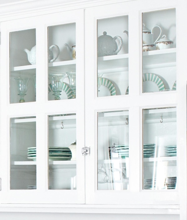 кухонная мебель со стеклянными дверцами 