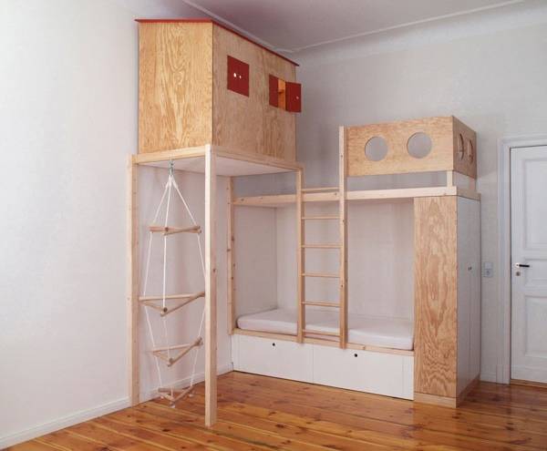Самодельный двухэтажный домик для детской 