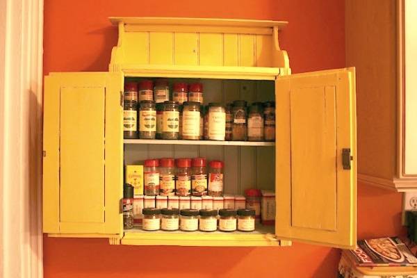 Шкафчик для специй на стене кухни