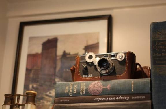 Старый фотоаппарат в интерьере 