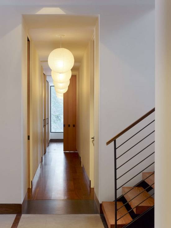 Подвесные светильники в дизайне коридора 