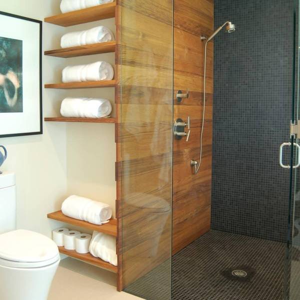 Ванная комната с деревянными полками