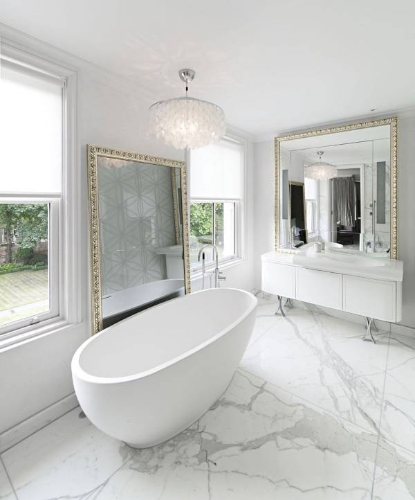 Белая ванная комната с золотым декором 