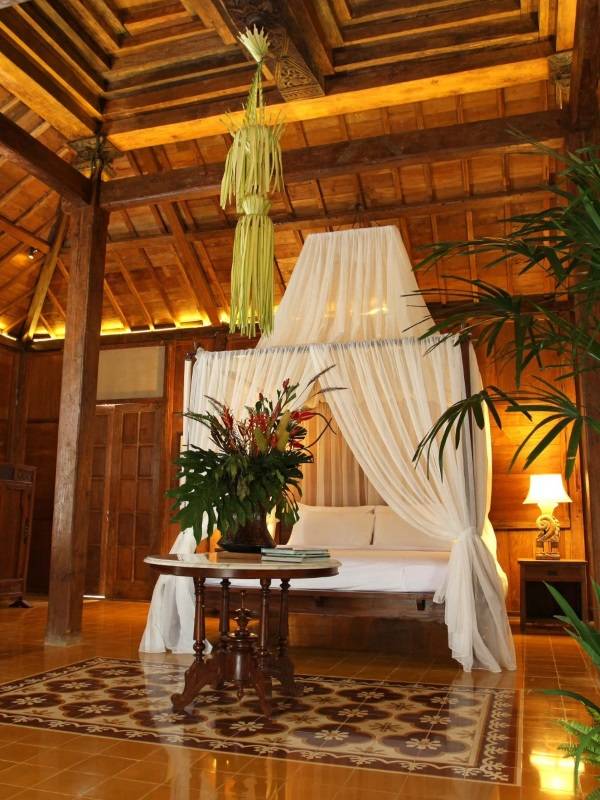 Спальня с балдахином в тропическом стиле