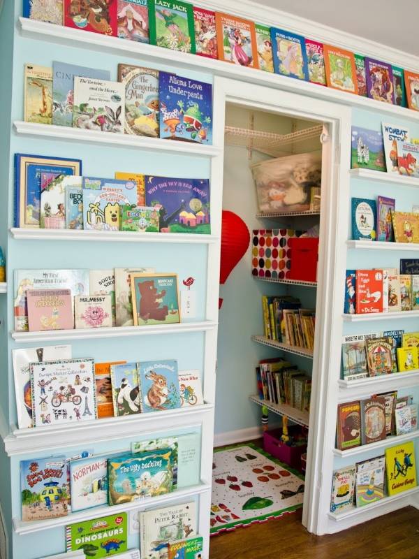 Книги на стенах в детской