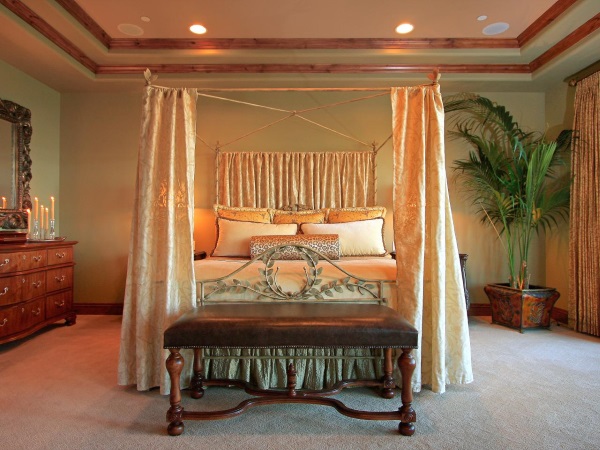 Кованая кровать с балдахином 