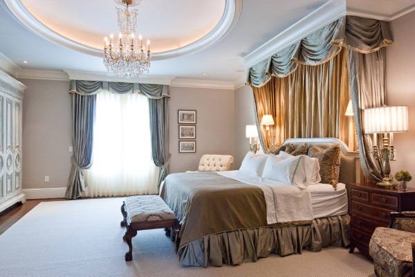 Красивые шторы и балдахин в спальне в классическом стиле