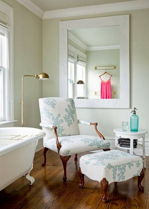 Кресло с пуфиком для ванной