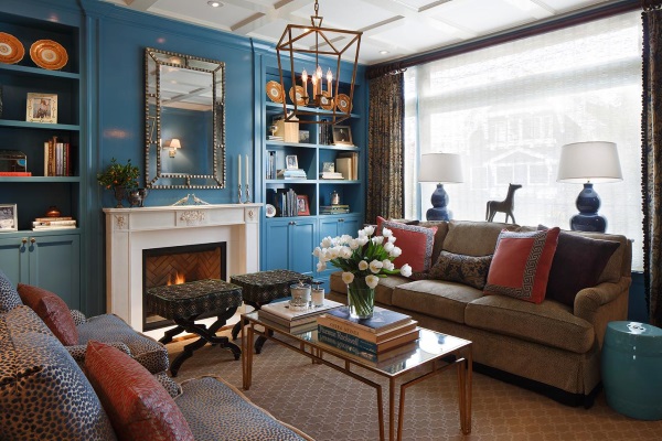 Мебель и декор цвета индиго в дизайне гостиной