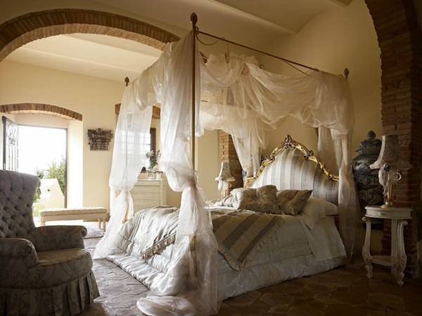 Красивая романтичная спальня с кроватью с балдахином 