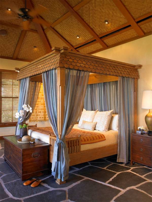 Деревянная кровать с богатой отделкой и балдахином 
