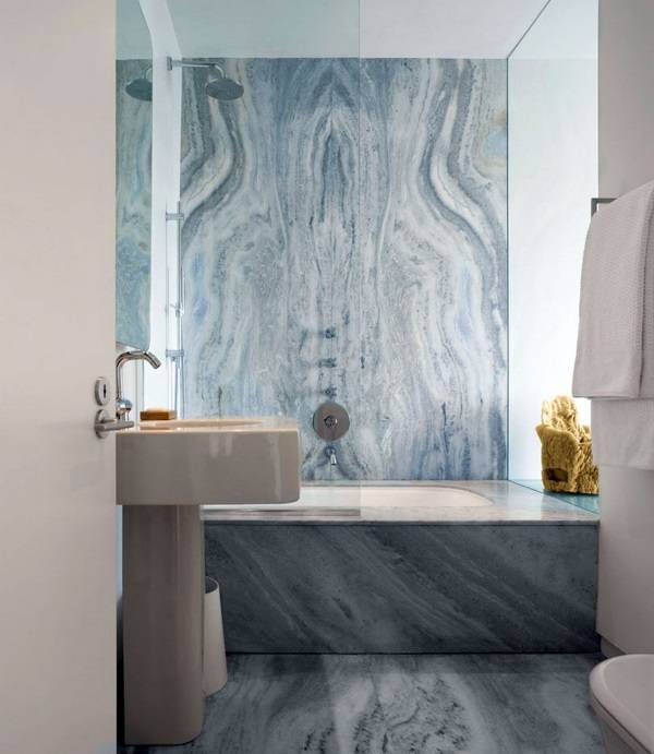 Ванная комната с серо-синим мрамором