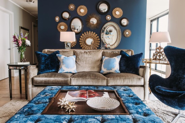 Синяя стена и мягкая мебель в гостиной