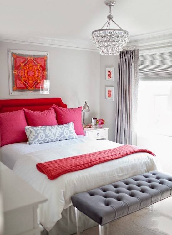 Сочетание красного, розового и серого в спальне