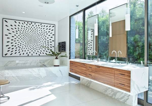 Современная ванная комната с мрамором