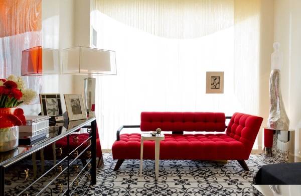 Маленькая шикарная гостиная с красным диваном