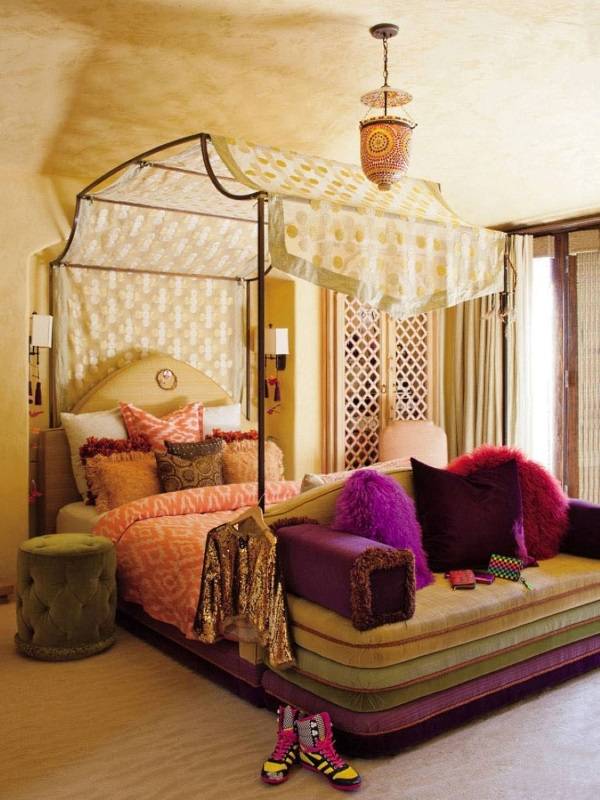 Спальня в эклектичном стиле с балдахином 