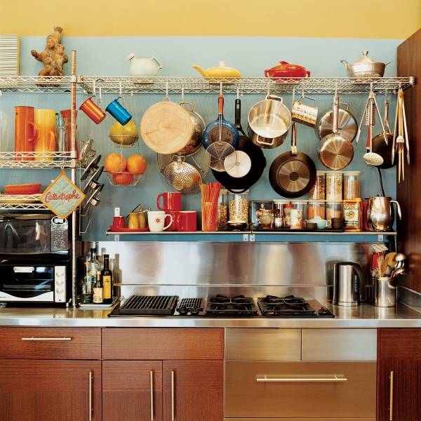 Открытые полки с посудой в дизайне кухни
