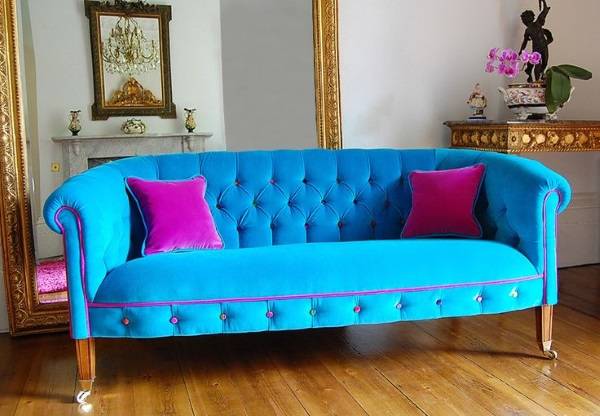 Ярко-голубой с розовым диван в гостиной