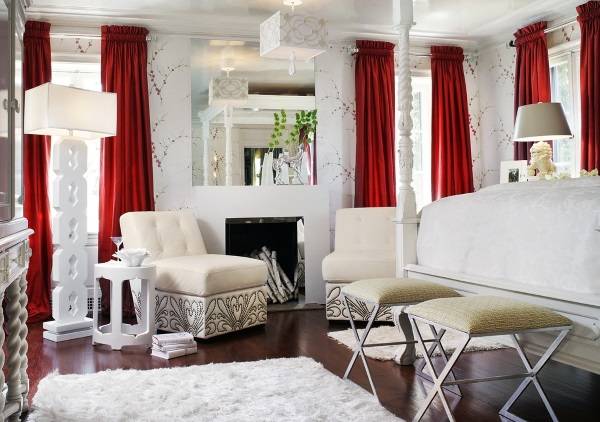 Белая гостиная с красными шторами