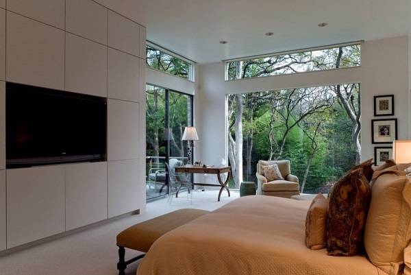 Экологичный стиль спальни с большим окнами