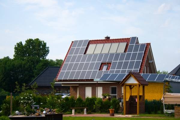 Дом с солнечными батареями для автономного электричества
