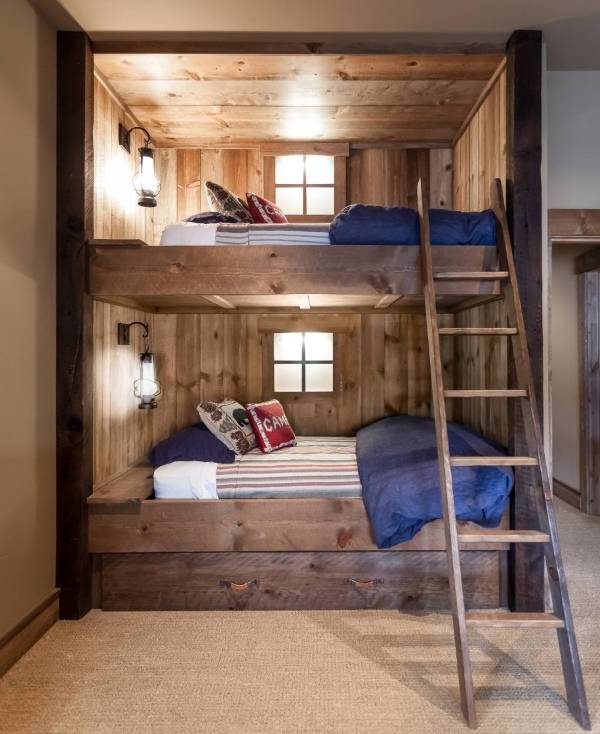 Уютная двухэтажная кровать из дерева