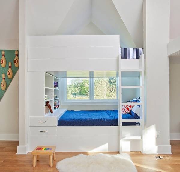 Белая двухъярусная кровать возле окна