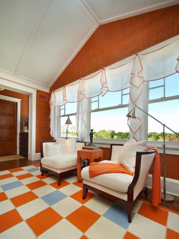 Короткие шторы в дизайне гостиной