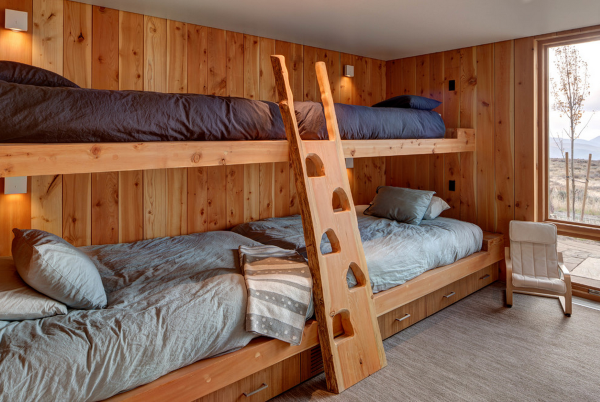 Самодельная двухъярусная кровать из дерева