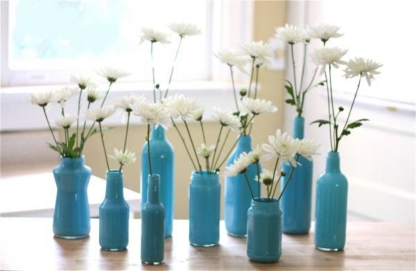 Синие вазы из стеклянных бутылок