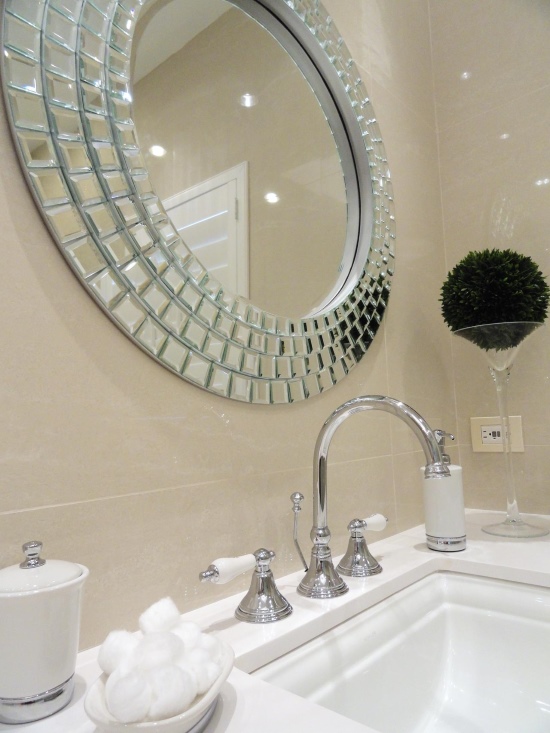 Стильное зеркало над раковиной в ванной