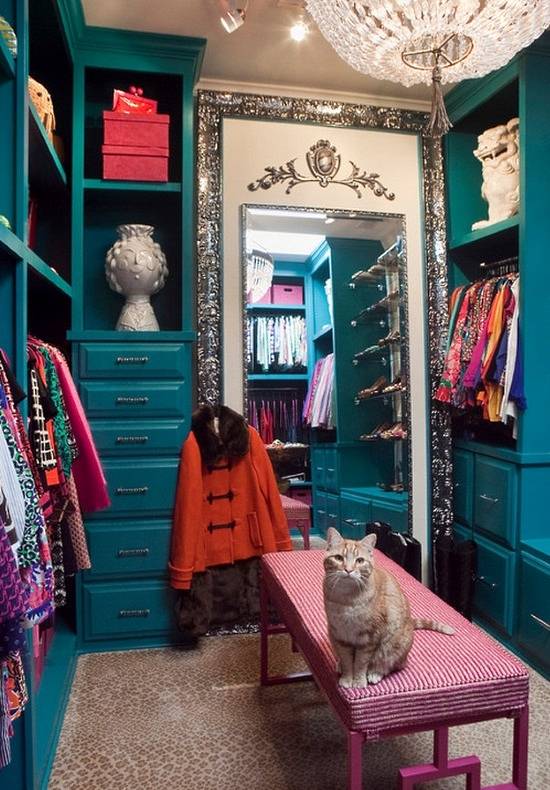 Маленькая гардеробная комната в стиле luxury