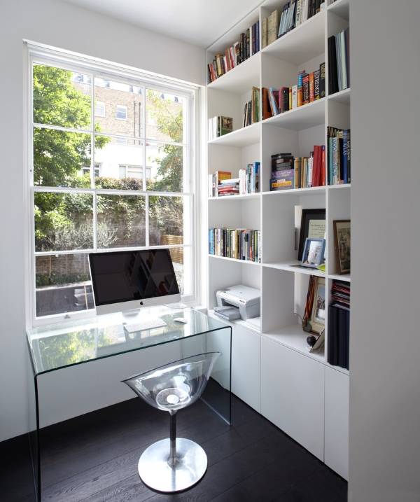 Прозрачная мебель: письменный стол и кресло