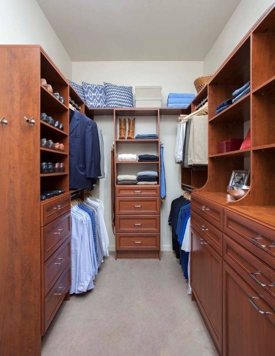 Удобная гардеробная комната из кладовки
