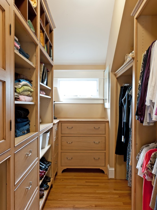 Маленькая гардеробная комната с деревянной мебелью