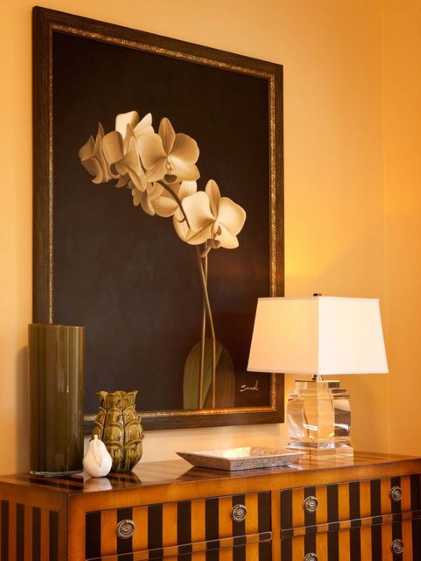 Декор и лампа на столике у стены