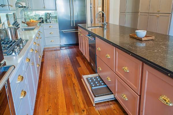 Мебельная фурнитура под золото в дизайне кухни