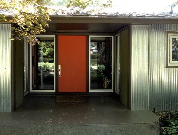 Металлические двери для входа в дом