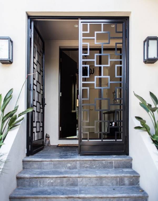 Геометрический дизайн входных дверей из металла