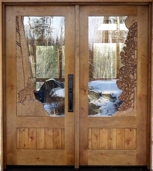 Деревянные двери с вручную вырезанным узором
