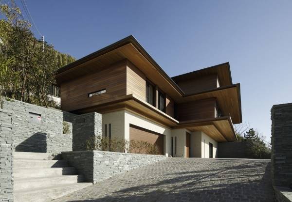 Красивый современный дизайн трехэтажного дома