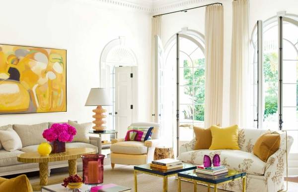 Желто-розовый интерьер гостиной - фото в современном стиле