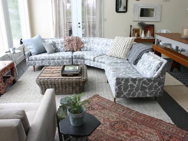 Компактный угловой диван в дизайне гостиной