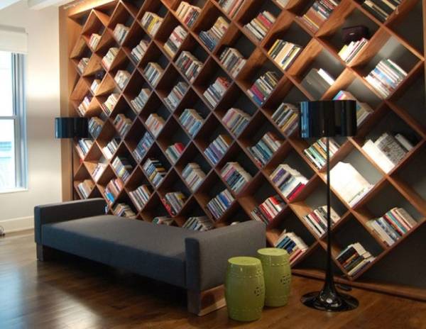 Необычный книжный шкаф в интерьере