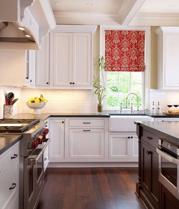 Красные римские шторы для белой кухни