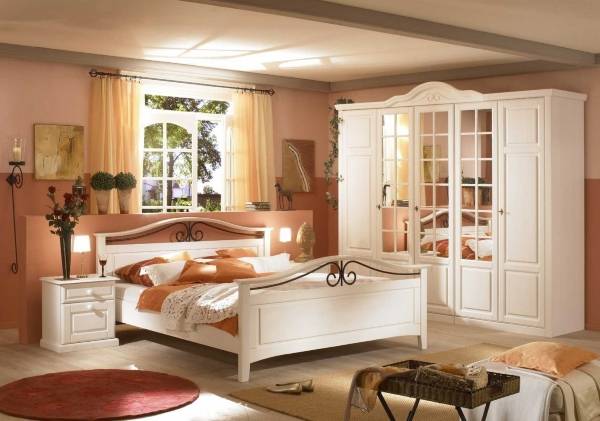 Белый шкаф в спальне в классическом стиле