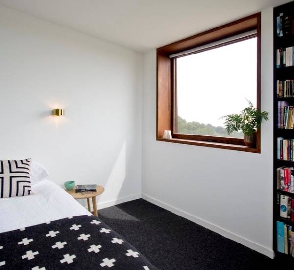 Дизайн окна в спальне - фото деревянного окна